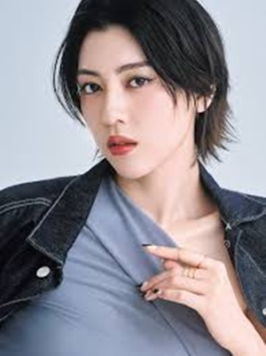 髪を降ろした三吉彩花