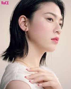 横顔の三吉彩花