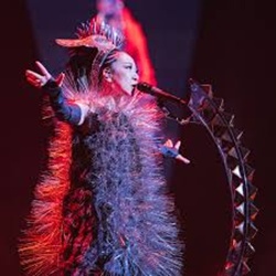 手を広げるMISIA