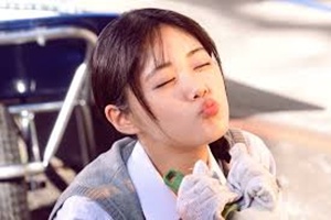 キス顔の原菜乃華