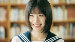 笑う當真あみ