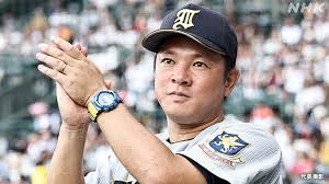 拍手する須江監督