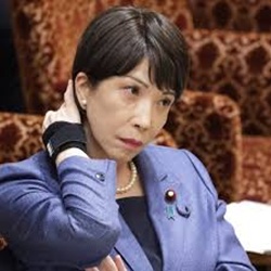 カバーをした高市早苗