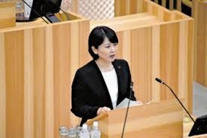 市議会で発言する小川あきら