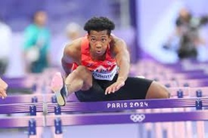 ハードルを越える村竹ラシッド