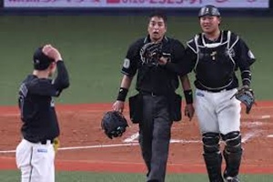 選手に詰め寄る白井球審