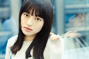 ガラスにもたれる上坂樹里