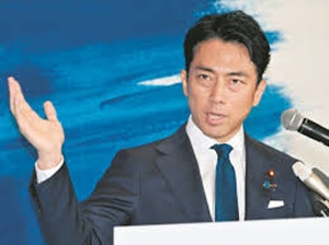 演説する小泉進次郎