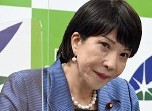 覗き込む高市早苗