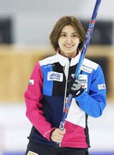 道具を持つ吉村紗也香