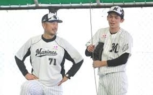 談笑する吉井監督と佐々木朗希
