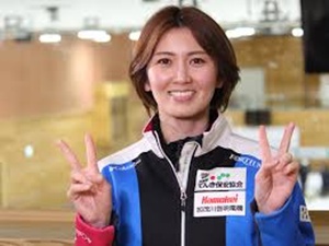 ピースする吉村紗也香