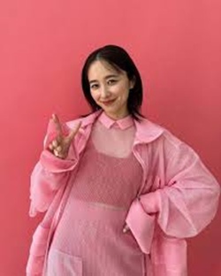 ピンク色の堀田真由