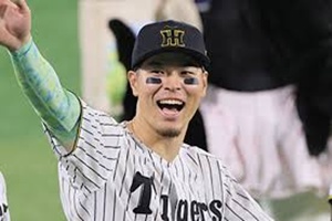 笑顔の佐藤輝明