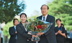 花束贈呈の北川進