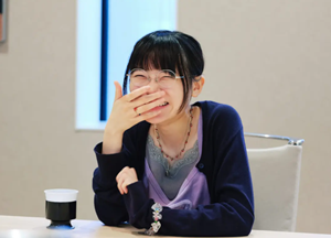 微笑む金井球