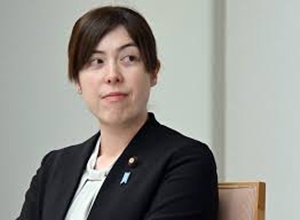 微笑む小野田紀美