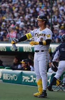 バットを持つ佐藤輝明