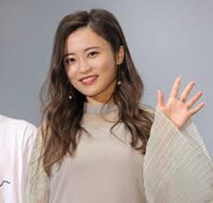 手を振る小島瑠璃子