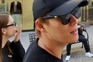 並んで歩く山本とniki